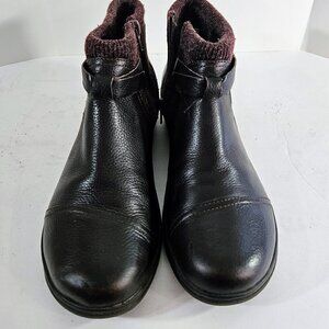 Clarks Cheyn Kisha Women Leather Ankle Boots has Side Zipper Closure Size 9.5M